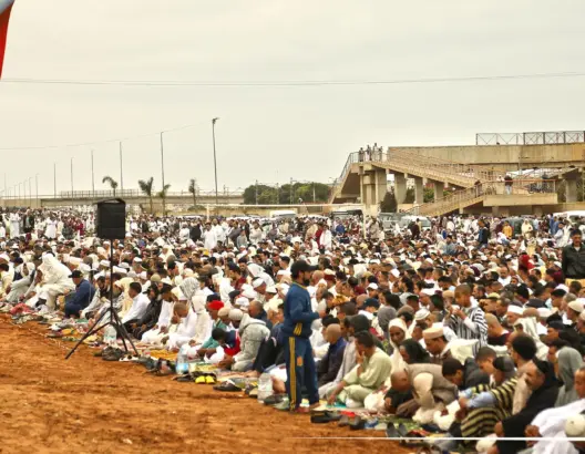 مئات الآلاف يؤدون صلاة عيد الفطر بسلا