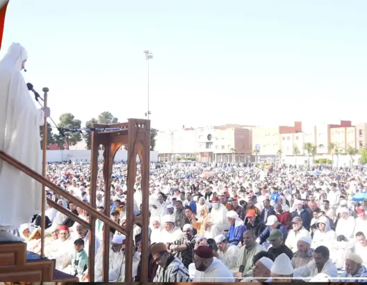لى غرار باقي مدن المملكة، أدى آلاف المصلين صباح اليوم الإثنين، صلا