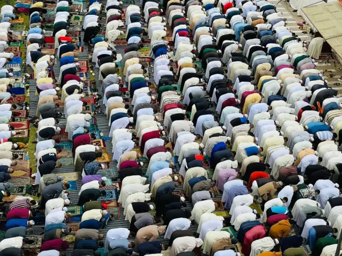 بعد عامين من انقطاعها.. المغاربة يؤدون صلاة العيد والمصليات تتحرر من قيود كورونا (فيديوهات وصور)