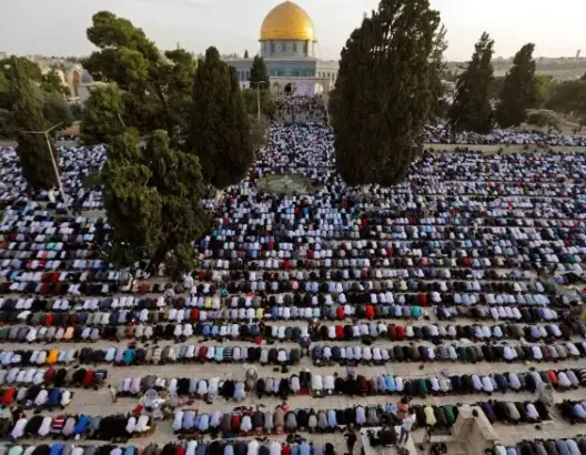 أزيد من 200 ألف فلسطيني يؤدون صلاة عيد الفطر بالمسجد الأقصى