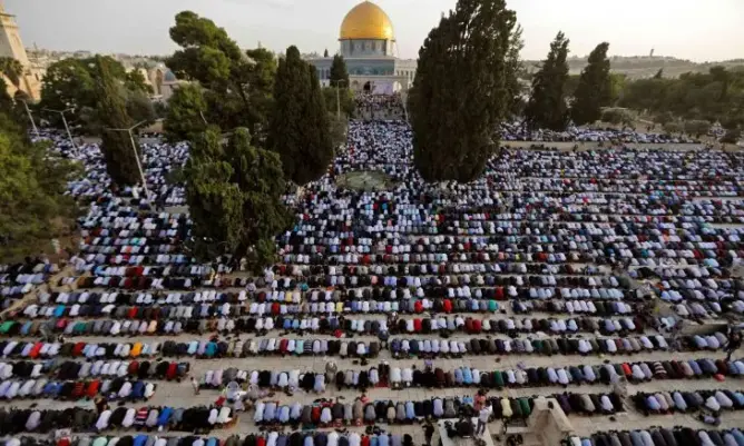 أزيد من 200 ألف فلسطيني يؤدون صلاة عيد الفطر بالمسجد الأقصى