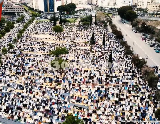 بعد عامين من انقطاعها بسبب الجائحة .. الآلاف يحجون لأداء صلاة العيد بمصلى “السوريين” بطنجة (فيديو)