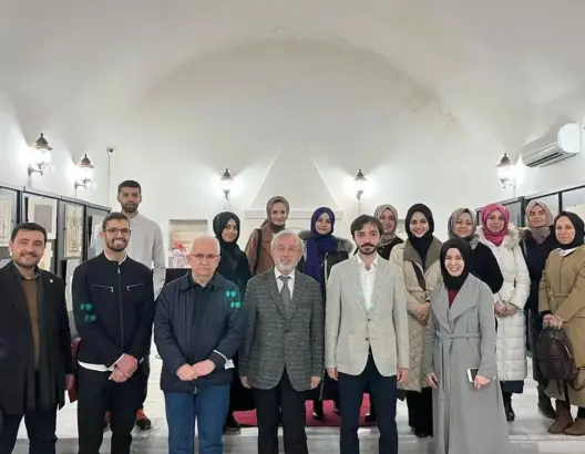 في أول بادرة بالأناضول .. طالب مغربي يُعرف الأتراك على الخط المغربي (صور)