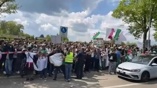 جزائريون يحتجون أمام مقر الفيفا للمطالبة بإعادة مباراة منتخبهم ضد الكاميرون