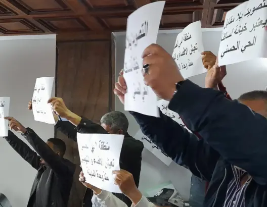 ممثلو الحي الحسني يرفعون شعارات في وجه الرميلي تستنكر تهميش منطقتهم