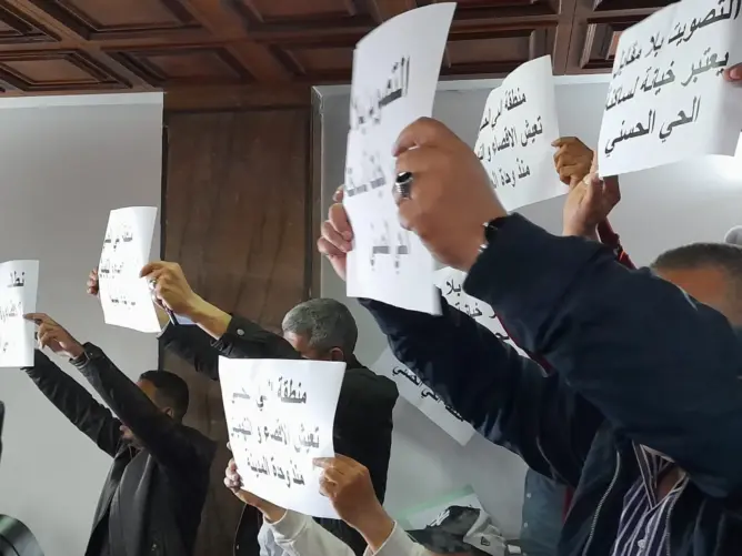 ممثلو الحي الحسني يرفعون شعارات في وجه الرميلي تستنكر تهميش منطقتهم