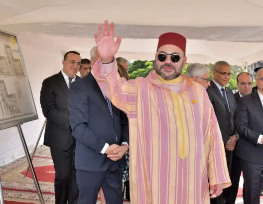 الملك يهنئ المنتخب المغربي داخل القاعة ويشيد بالأداء الفني الرفيع للاعبين