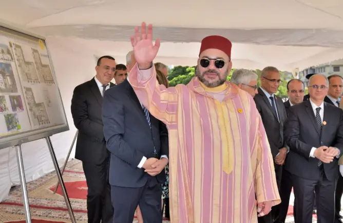 الملك يهنئ المنتخب المغربي داخل القاعة ويشيد بالأداء الفني الرفيع للاعبين