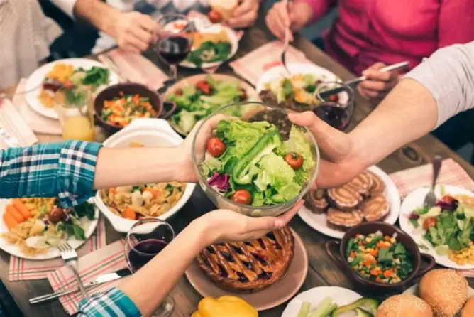 ما المفيد.. أن تأكل متى تشاء أو ما تشاء؟