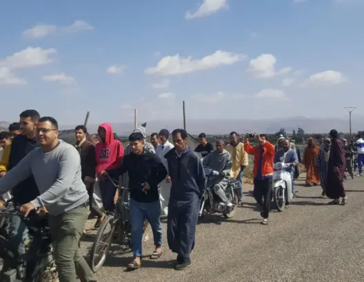 سكان “إداوكماض” بتارودانت يتظاهرون لوقف حفر الآبار ويحذرون من استنزاف مياههم الجوفية (صور)