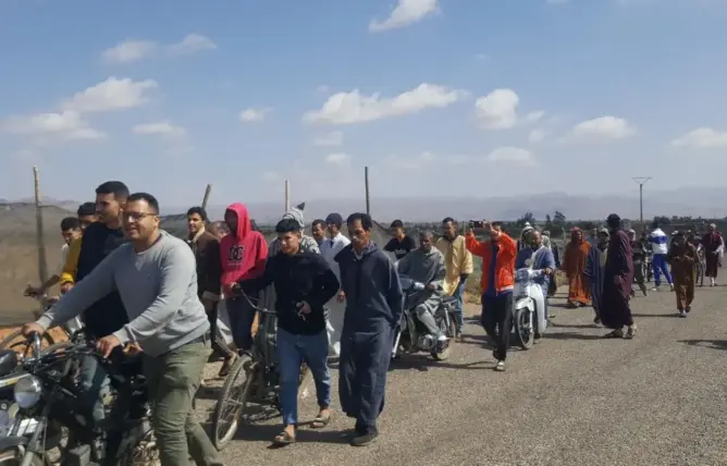سكان “إداوكماض” بتارودانت يتظاهرون لوقف حفر الآبار ويحذرون من استنزاف مياههم الجوفية (صور)