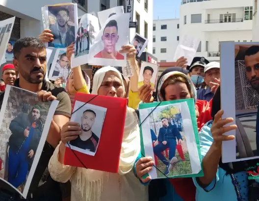 عائلات المهاجرين المفقودين يتظاهرون أمام البرلمان والأمن يفض احتجاجاتهم (فيديو)