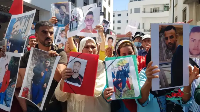 عائلات المهاجرين المفقودين يتظاهرون أمام البرلمان والأمن يفض احتجاجاتهم (فيديو)