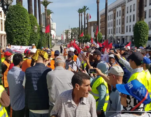 قاطنو السكن العسكري يحتجون أمام البرلمان