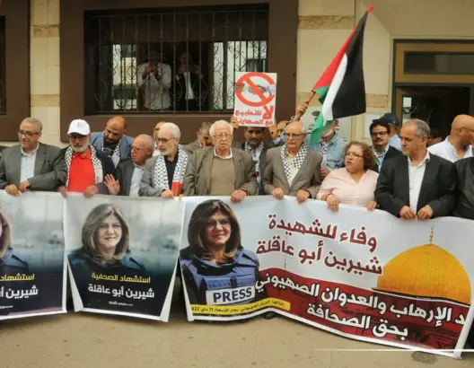 أمام سفارة فلسطين.. مغاربة ينددون باغتيال شرين ويعتبرونها جريمة إرهابية (فيديو)