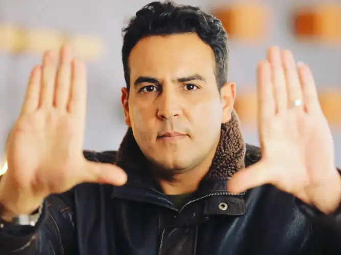 بعد تغريمه “350 مليون سنتيم”.. فنانون يتضامنون مع المخرج وحيد سنوجي