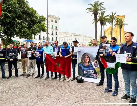 صحافيون مغاربة يقفون وقفة صامتة بتطوان تنديدا باغتيال زميلتهم شيرين أبو عاقلة (فيديو)