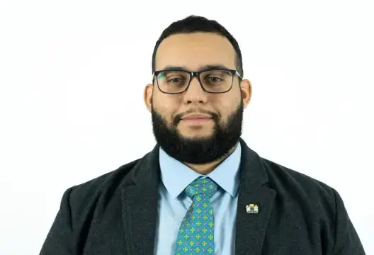 حمزة توزال .. أول مغربي مسلم يُنتخب أصغر عمدة في تاريخ بريطانيا