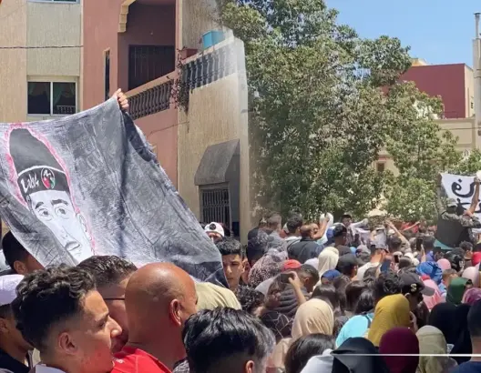 في جنازة مهيبة.. جمهور الجيش الملكي يودع المشجع الراحل عمر رفيقي إلى مثواه الأخير(فيديو)