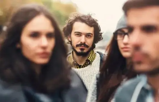 لغة العيون .. العلم يفسر حب النظرة الأولى