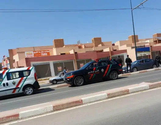 شخص في حالة سكر يُلحق أضرارا مادية بسيارات في الخميسات.. والأمن يتدخل
