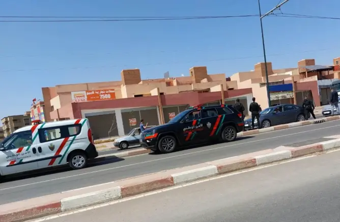 شخص في حالة سكر يُلحق أضرارا مادية بسيارات في الخميسات.. والأمن يتدخل
