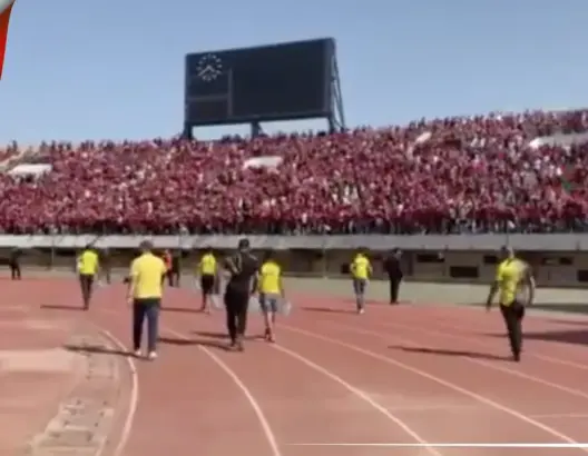 الروح الرياضية.. جمهور الماص يوزع قنينات ماء على الوداديين (فيديو)