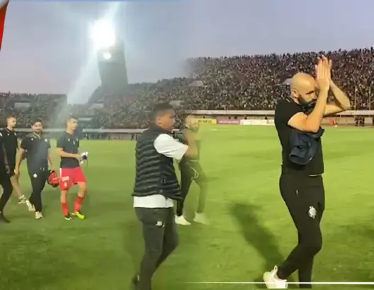 الركراكي ولاعبو الوداد يوجهون التحية للجماهير الغفيرة بعد نهاية قمة الماص والوداد (فيديو)