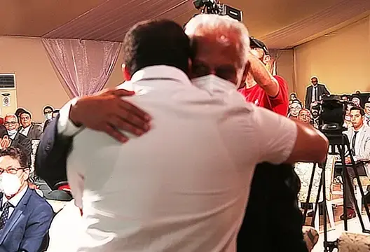أخذوا التامك بالأحضان.. شهادات مؤثرة لمعتقلين سابقين وحاليين في قضايا الإرهاب (فيديو)