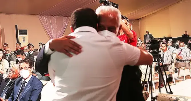 أخذوا التامك بالأحضان.. شهادات مؤثرة لمعتقلين سابقين وحاليين في قضايا الإرهاب (فيديو)