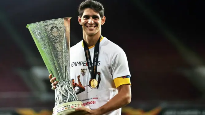 المغربي بونو يتفوق على حارس ريال مدريد ويُتوج بلقب أفضل حارس في “الليغا”