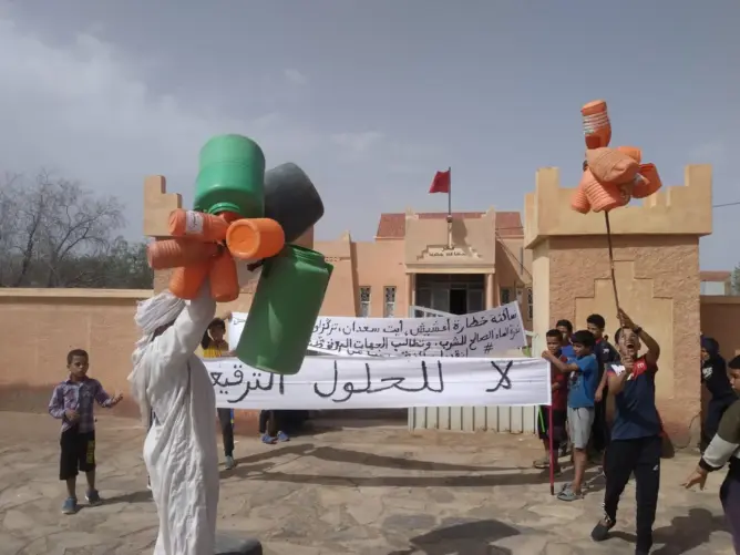 العطش يخرجُ مواطنين من عمالة تنغير في مسيرة مشيا على الأقدام نحو زاكورة
