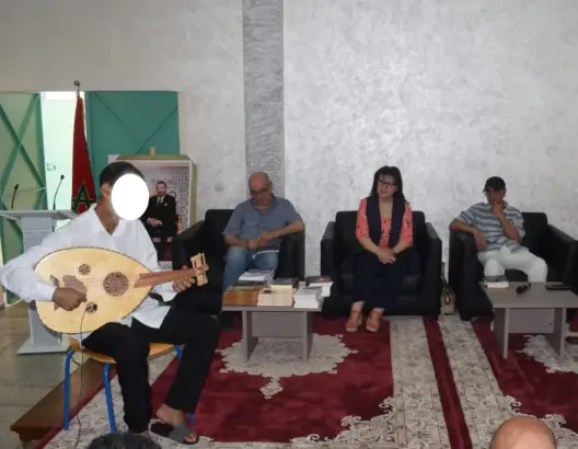 “فتنة السنونو” تجمع سجناء في مقهى ثقافي ببني ملال (صور)