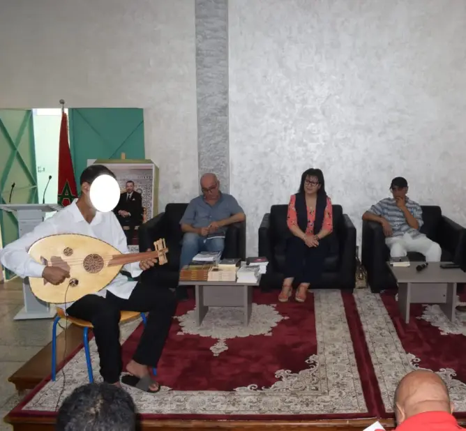 “فتنة السنونو” تجمع سجناء في مقهى ثقافي ببني ملال (صور)