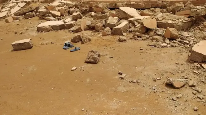 انهيار حائط يودي بحياة طفل نائم بتنغير