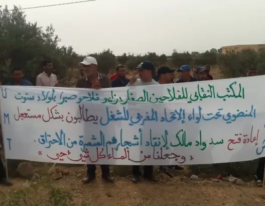 فلاحو سهل صبرا يطالبون بإعادة فتح سد “واد مالك” لإنقاذ أشجارهم من الاحتراق