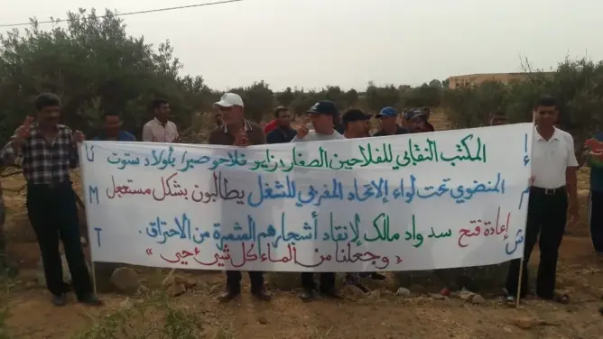 فلاحو سهل صبرا يطالبون بإعادة فتح سد “واد مالك” لإنقاذ أشجارهم من الاحتراق
