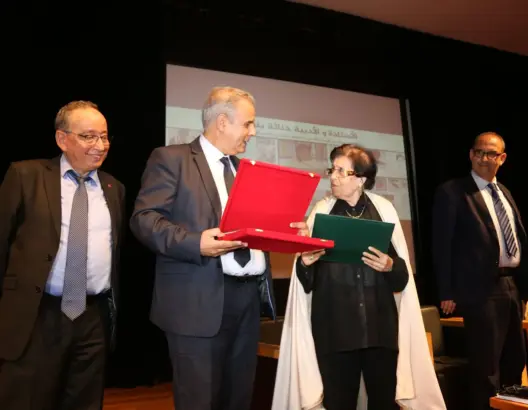 بحضور شخصيات بارزة.. تكريم الأديبة المغربية خناثة بنونة بدرع “بيت مال القدس” (فيديو)