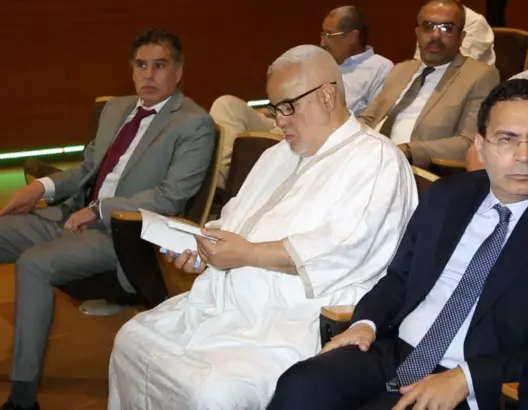 بنكيران يبرئ الخلفي من “ريع الدراسات” ويدعو العدوي لتصحيح “الخطأ”