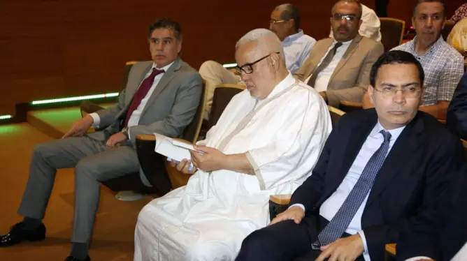 بنكيران يبرئ الخلفي من “ريع الدراسات” ويدعو العدوي لتصحيح “الخطأ”