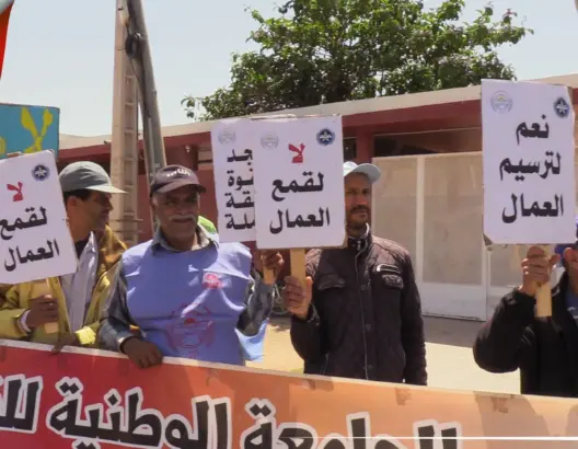 مضامين عقود عمل تخرج عمال شركة معروفة للاحتجاج بنواحي إنزكان (فيديو)