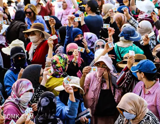 عمال سبتة القانونيين يتظاهرون بالفنيدق بعد منعهم من الدخول ويصفون فرض “الفيزا” بالظلم (صور وفيديو)