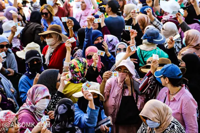 عمال سبتة القانونيين يتظاهرون بالفنيدق بعد منعهم من الدخول ويصفون فرض “الفيزا” بالظلم (صور وفيديو)