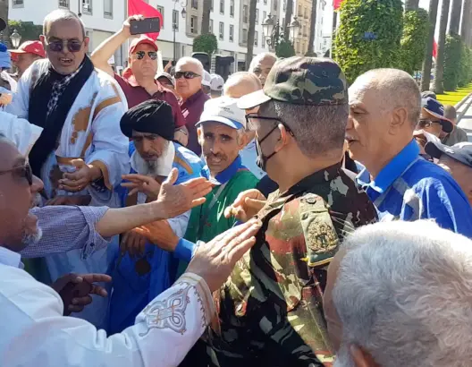 قدماء المحاربين ينتفضون في وجه رجل سلطة حاول منعهم من الاحتجاج أمام البرلمان