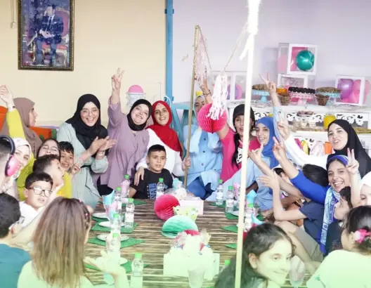 التشكيلية فاطنة شعنان تنسج خيوط الإبداع وسط الأطفال التوحديين بالفنيدق (صور)