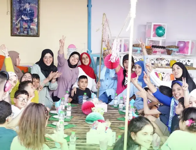 التشكيلية فاطنة شعنان تنسج خيوط الإبداع وسط الأطفال التوحديين بالفنيدق (صور)