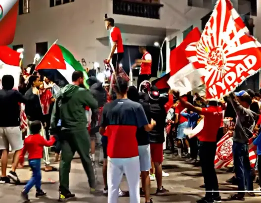 احتفالا بلقب أبطال إفريقيا.. شارع المسيرة بأزمور يتحول إلى”فريميجة”