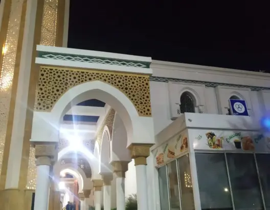 لافتة لبيع السجائر معلقة بمسجد “للا عبلة” تثير جدلا بطنجة (صور)