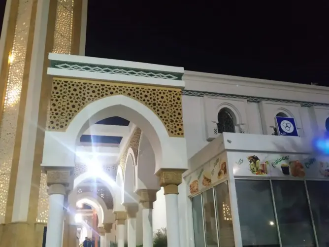 لافتة لبيع السجائر معلقة بمسجد “للا عبلة” تثير جدلا بطنجة (صور)