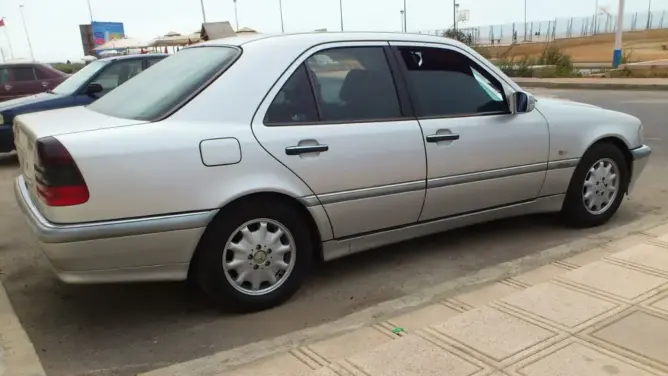 وزارة النقل تكشف موقفها من الجدل حول “زجاج فيمي” بين أعوان المرور والسائقين